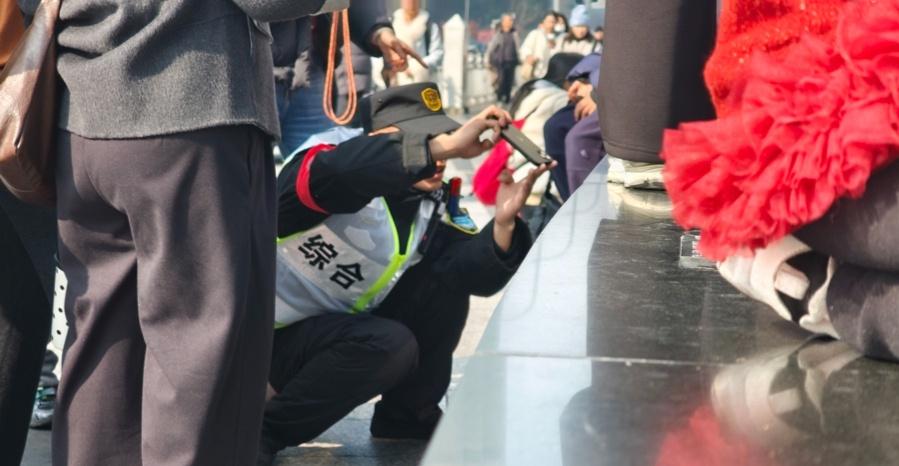 【媒体评：“志愿者助拍”是城市治理的智慧】上海官方下场帮你在陆家嘴出片这几天，上