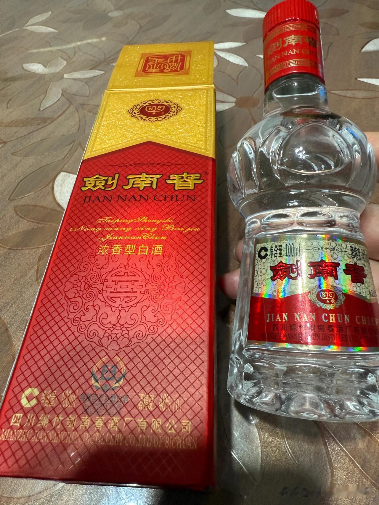 100毫升的剑南春
超级可爱
适合一个人小酌
或者酒量偏小的2人
一人一小瓶
相