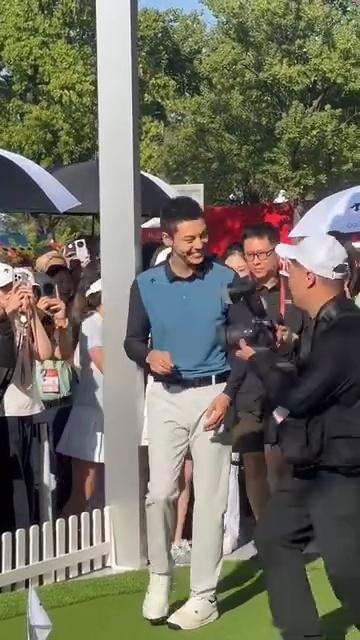 陈伟霆线下被贴脸开大陈伟霆被贴脸开大 ​知道了 ​​​