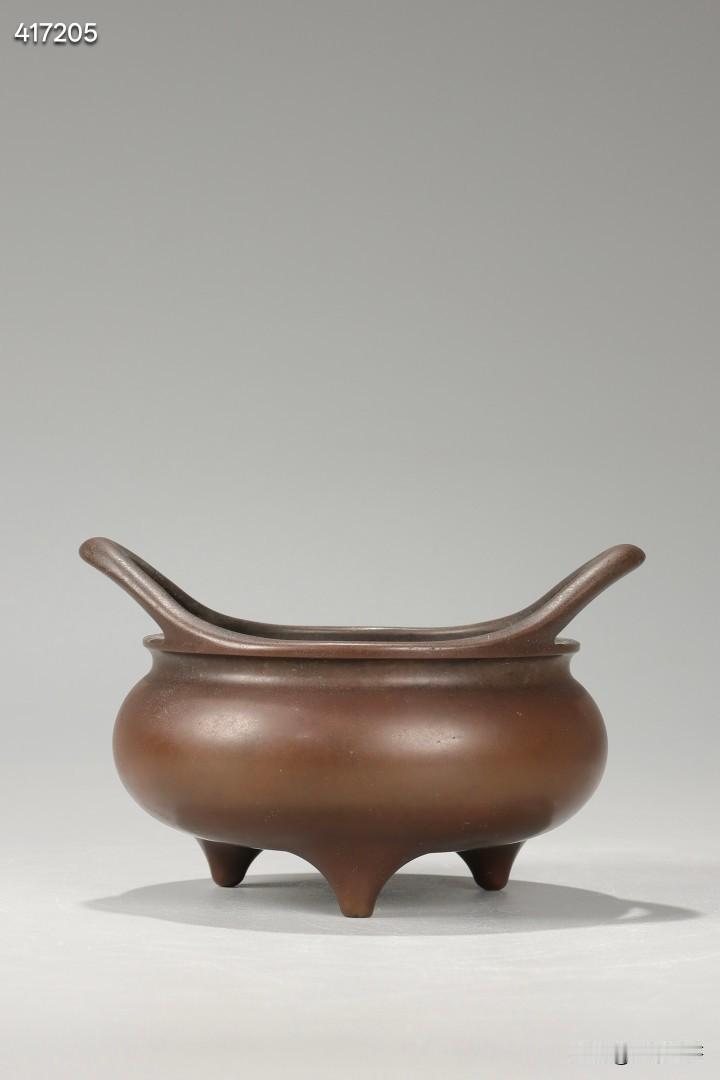 清 大明宣德年制款铜桥耳三足炉

规格：高8cm，宽13cm，重1105g
传世