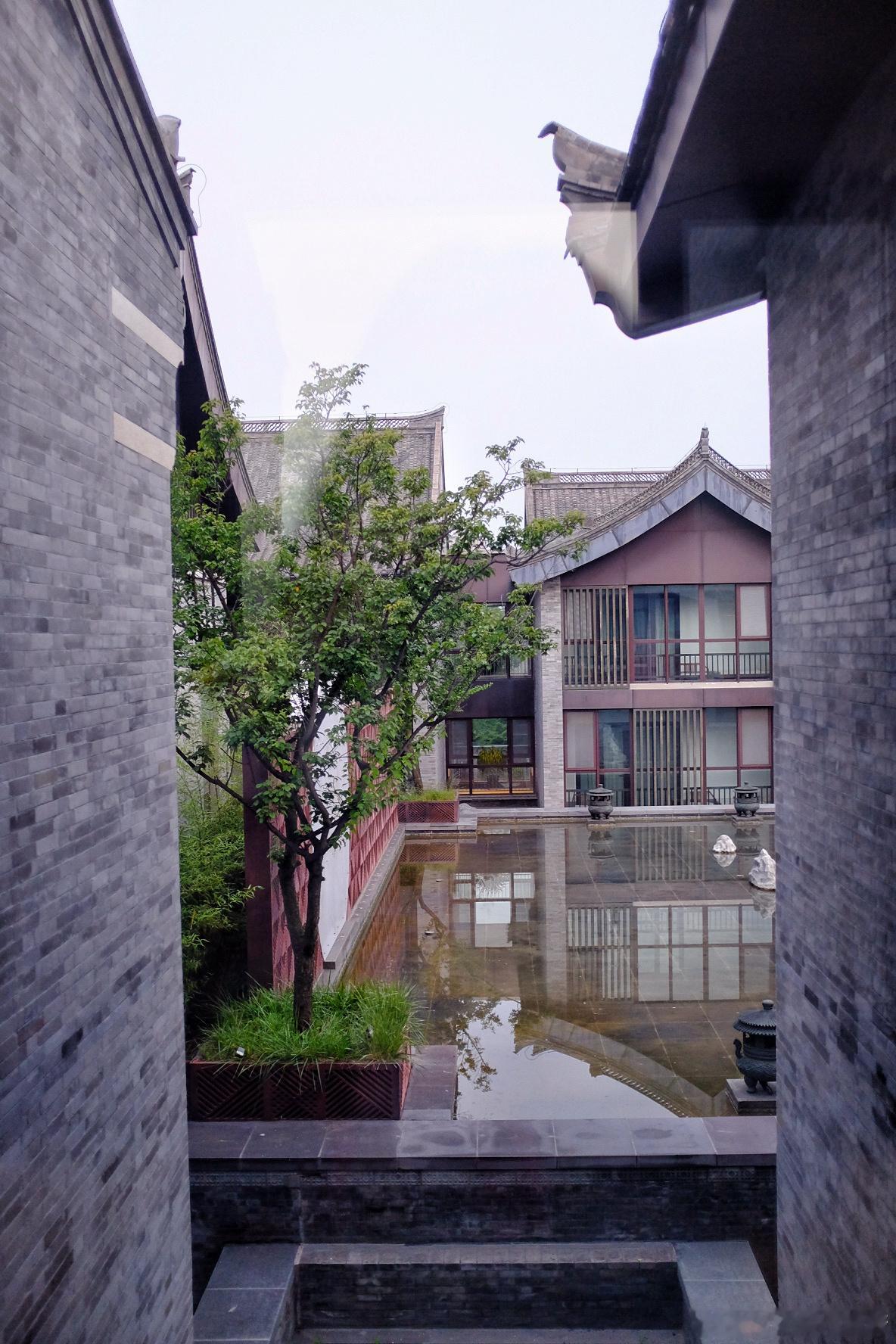 托男人们的福，早上四点多就出发去机场了，天居然已经那么亮了。 