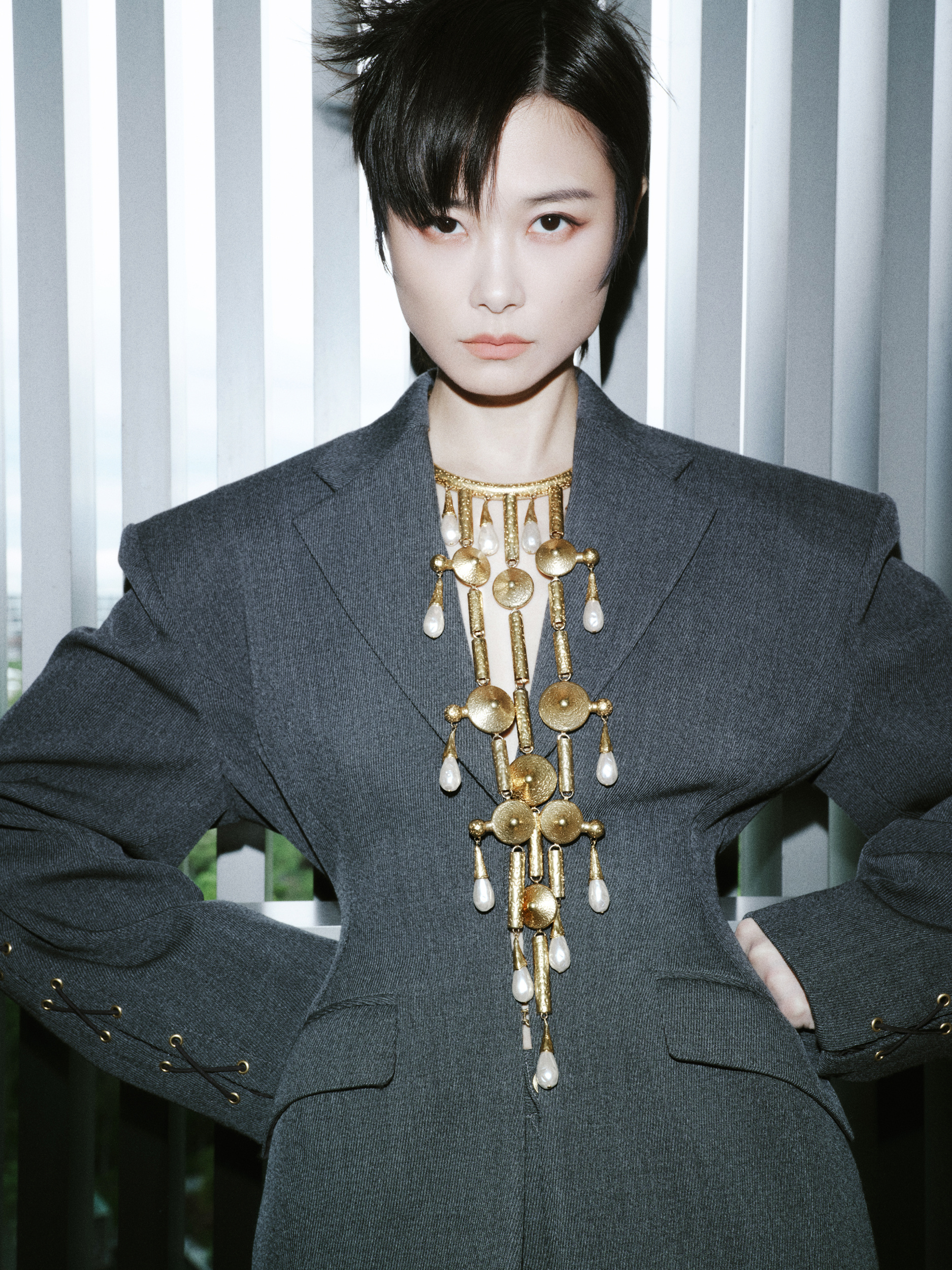 李宇春压轴 李宇春ELLE压轴造型绝绝子！白色人鱼裙优雅吸睛，红毯上气场全开，压