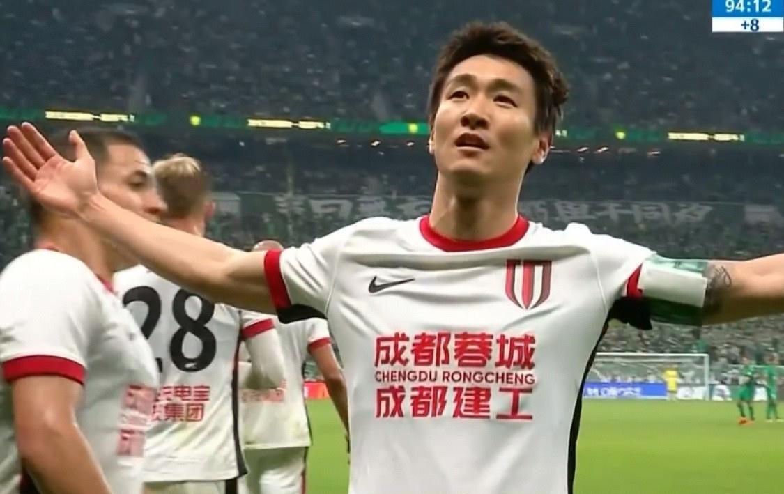 韦世豪补时绝杀，成都蓉城客场2-1逆转北京国安，新赛季前五轮保持不败，继续领跑中