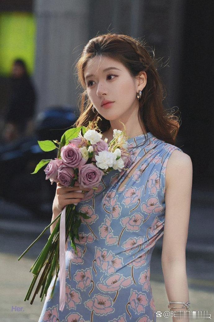 赵露思说，她开始自己化妆打扮，就像学演戏一样，想慢慢成为自己的造型师 