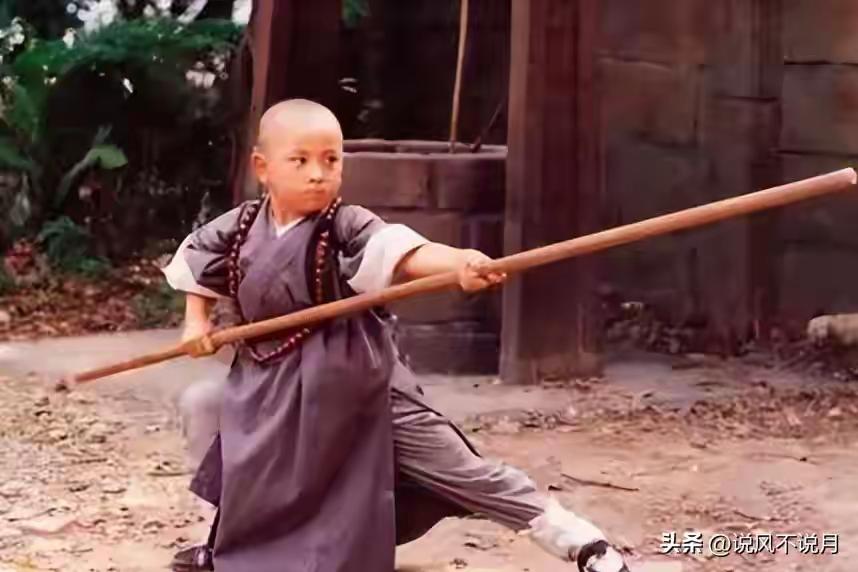 这段文字勾勒出释小龙的早年经历：因出身武术世家，他2岁习武、5岁随少林寺僧团演出