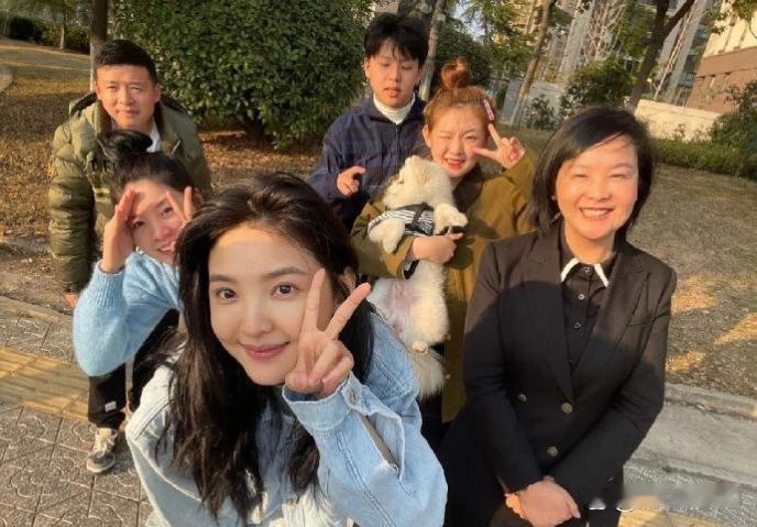 章若楠全家合照，她这算是中了基因彩票了吧 