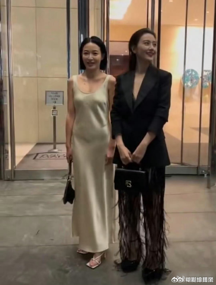 这种面料也就她敢穿了，小肚子好明显…稍微有点肉肉也很尴尬 