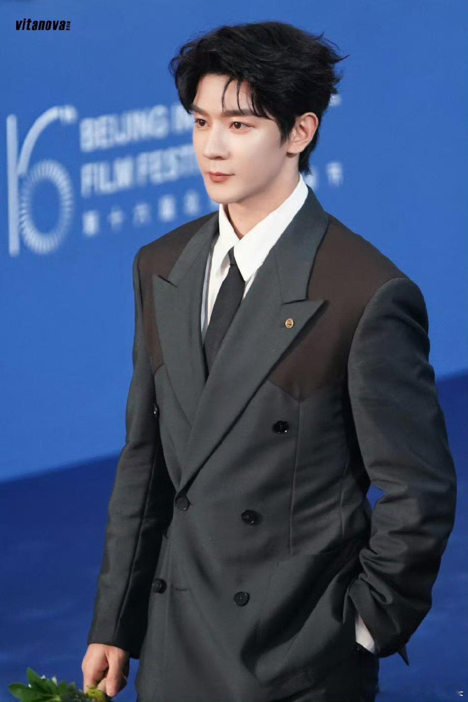 夏之光除了帅还是帅夏之光突然杀出一张帅脸毫无防备被夏之光帅到窒息！这张脸杀得我措