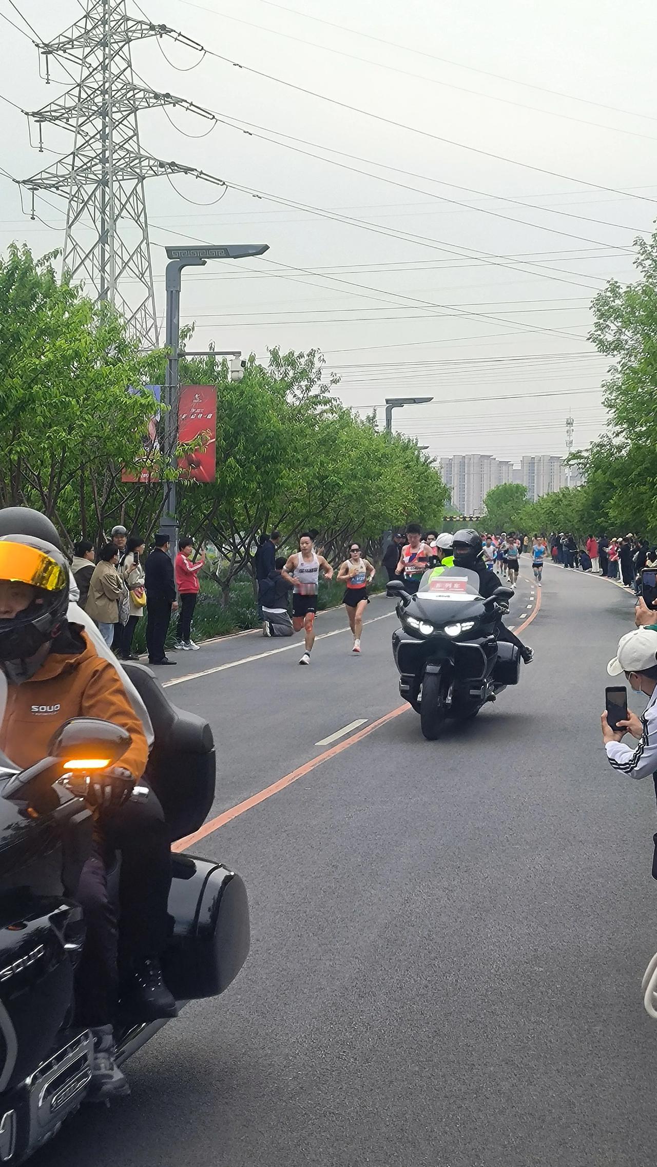 保马北堤路暖心补给站！满满一桌水果，这才是保定的硬核热情！🏃‍♂️🍎

在北