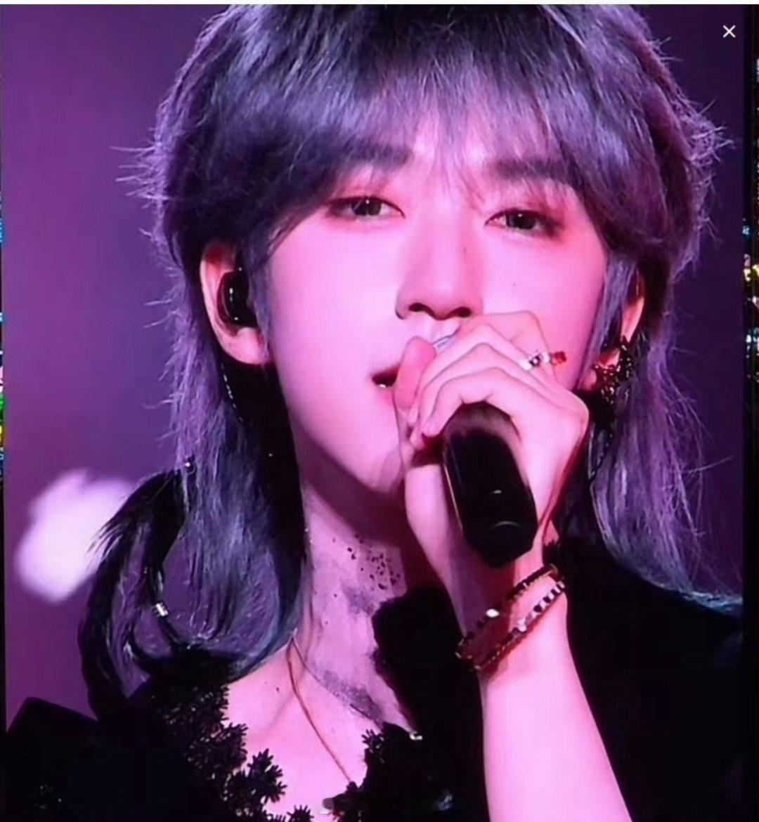 贺峻霖的怼脸大屏图来了，这么几套装造和发型，纯欲风格的小王子，又有学历又有颜值，