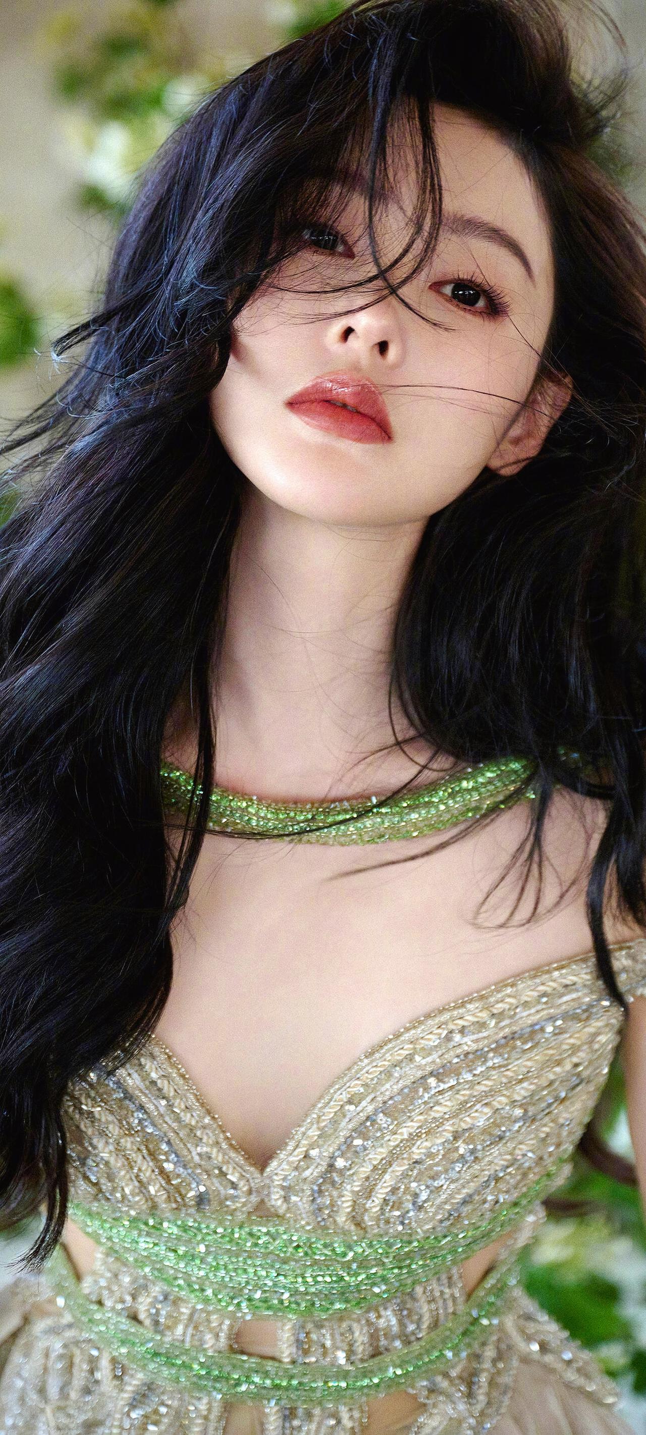 《清芬》
云鬓松垂覆玉肩，轻罗曳地惹春烟。
花光漫浸冰肌色，一顾惊鸿落眼前。
原