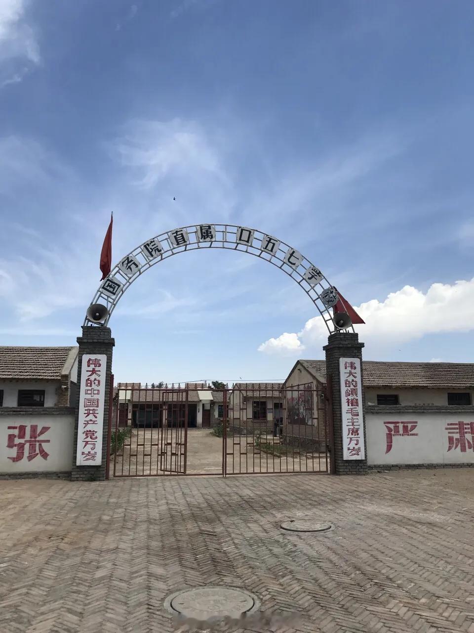 看了一些问题干部的披露，方悟当年毛主席让干部下放劳动锻炼的意义。现在披露的一些落