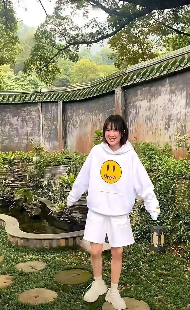 郭京飞在羊汤馆那句“你片酬低，这顿该你请”，本是句玩笑，结果呢？
姚安娜反手就抢