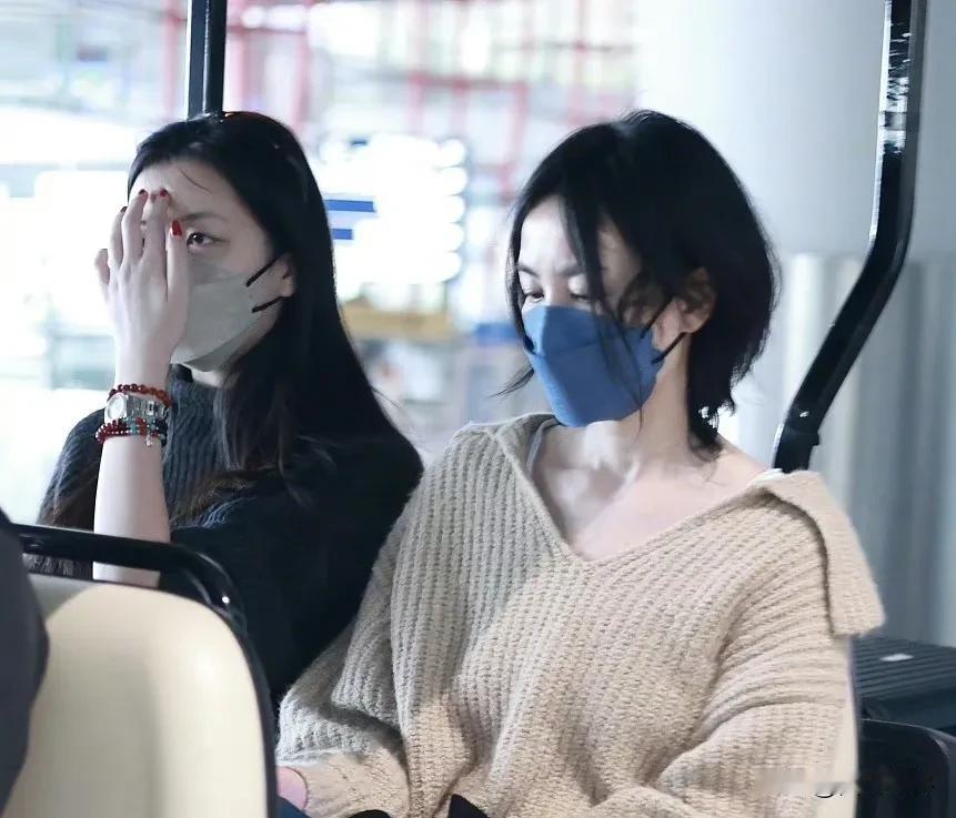 王菲的气质不得不说是真好，都55了一点不显老！
穿衣服也是很随性，不管贵贱喜欢舒