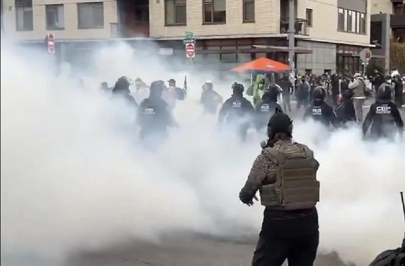 谁能想到，曾经标榜自由民主的美国，走到今天，这个争取自由的艰难境地！高喊着不要国