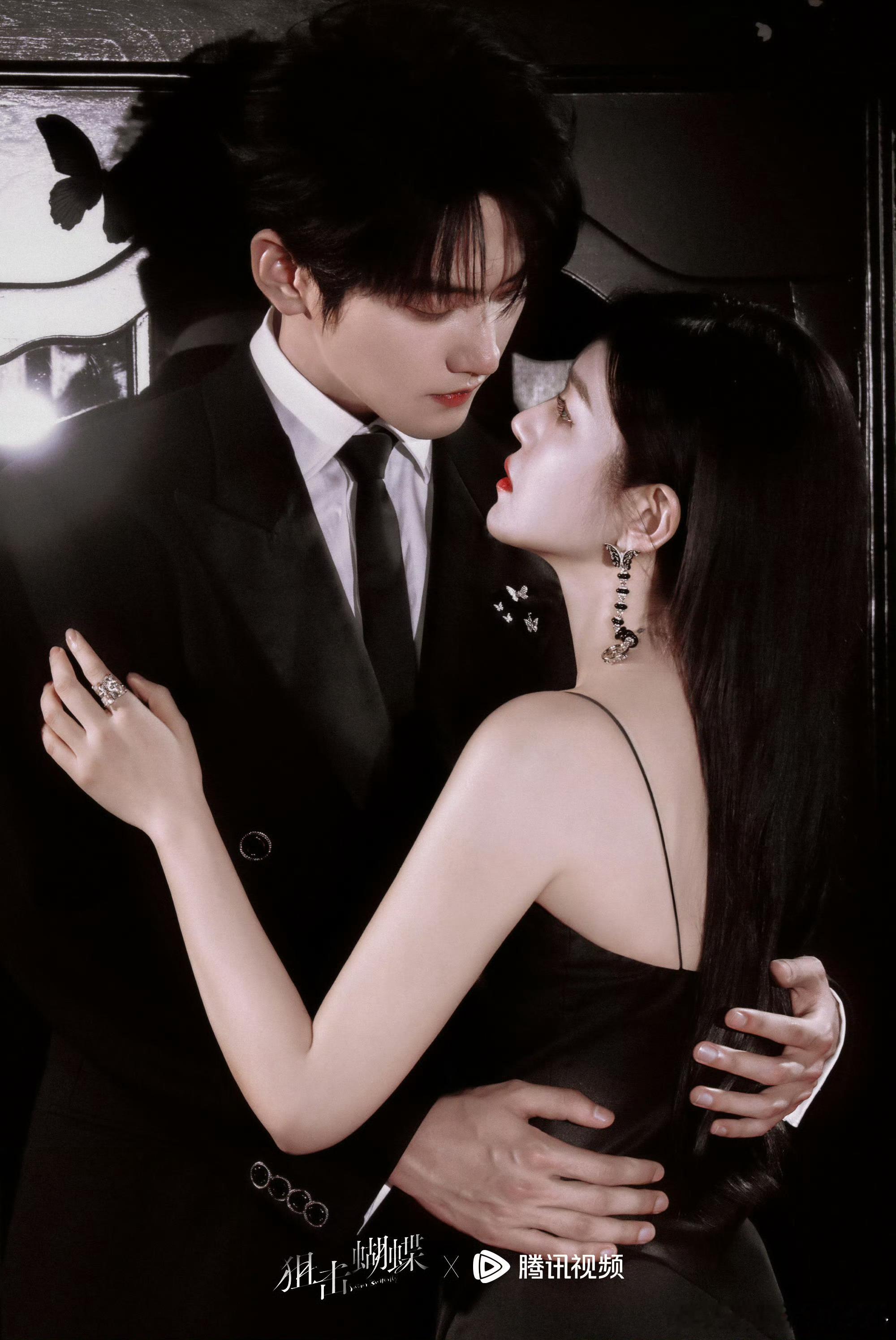 12月的第一波新剧pk应该还是现偶吧，《狙击蝴蝶》、《双轨》 和《骄阳似我》。并