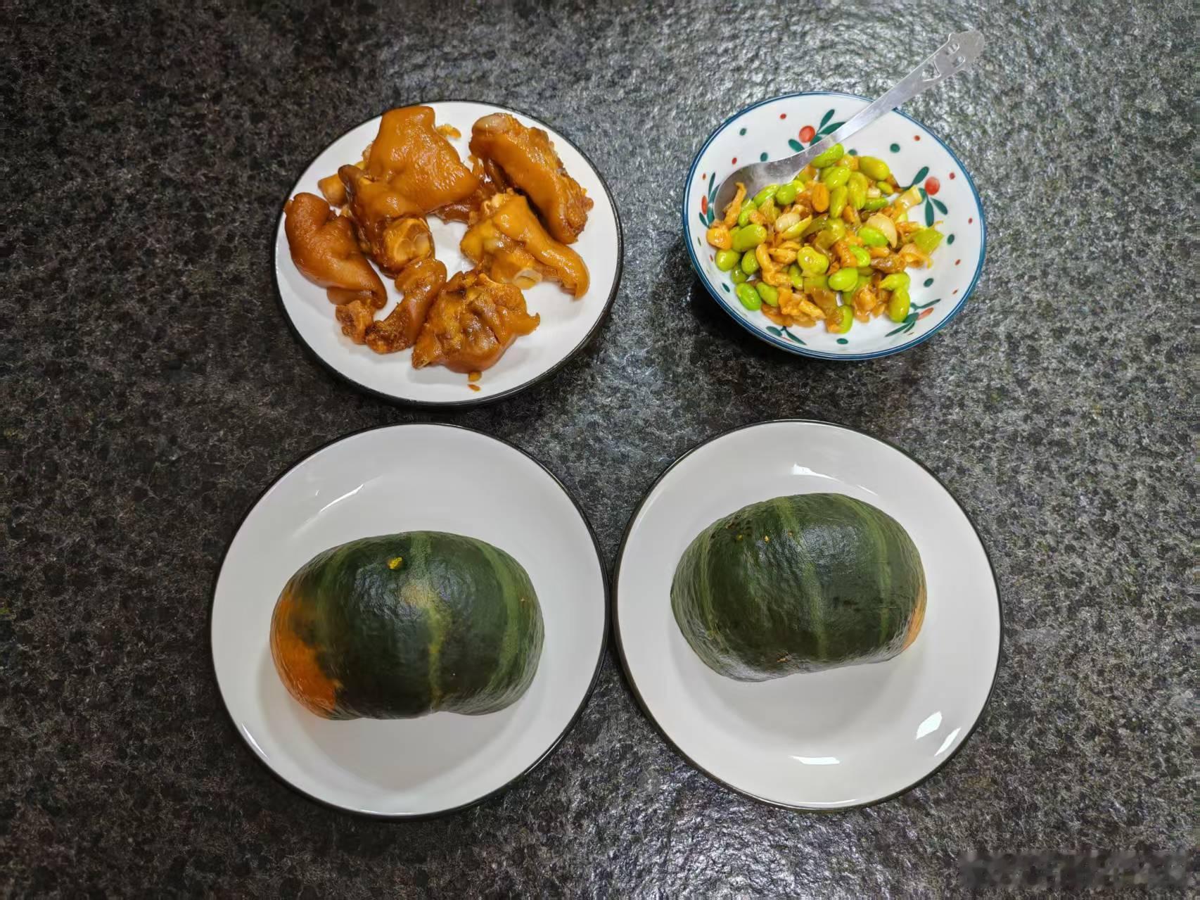 吃晚饭的时候，老妈突然打电话来。接通之后老妈问我在干嘛，我说在吃饭。老妈说，那我