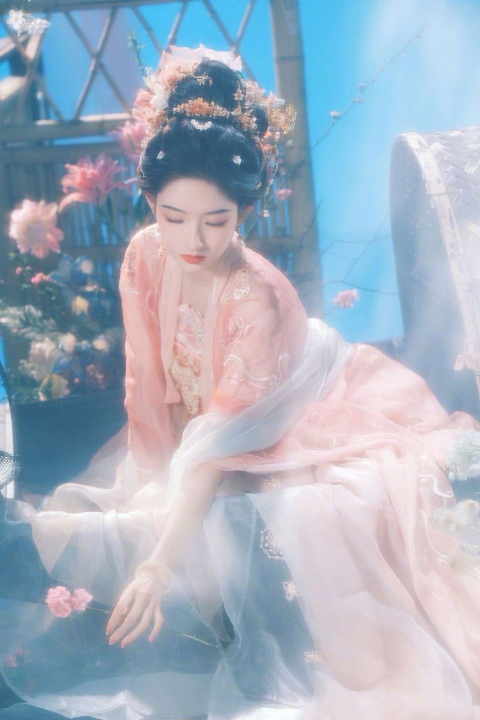 谁来给王玉雯递个古装本子 王玉雯的古装造型也太绝了吧！工作室发的这组图我反复看了