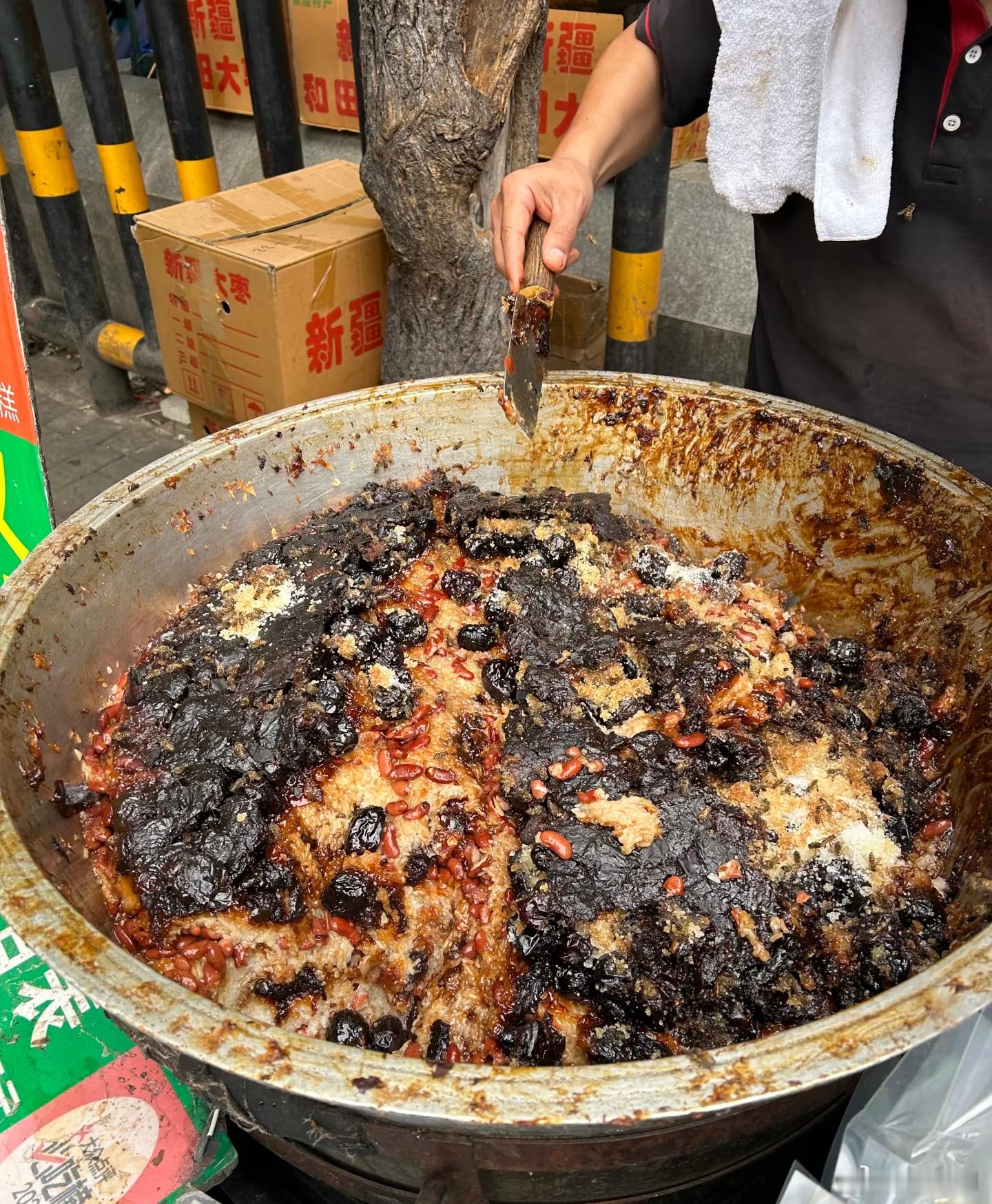 西安大爷卖的甑糕蜜蜂严选乍一看一群蜜蜂围着看着吓人，原来是纯天然红枣甑糕！蜜蜂自