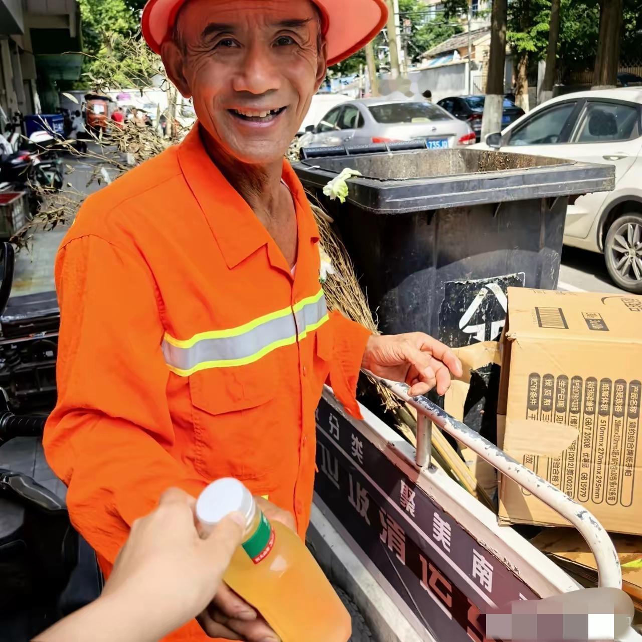你敢相信吗？一个月收入3500的环卫工人，居然有15W的存款，为什么我们月收入六