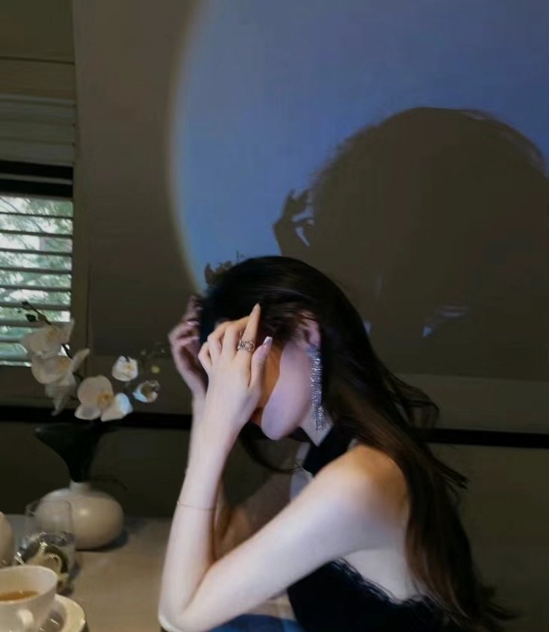 谁不是满怀心事 又欲言又 止生活是看透了本质 依然选择热爱和前行 . ​​​