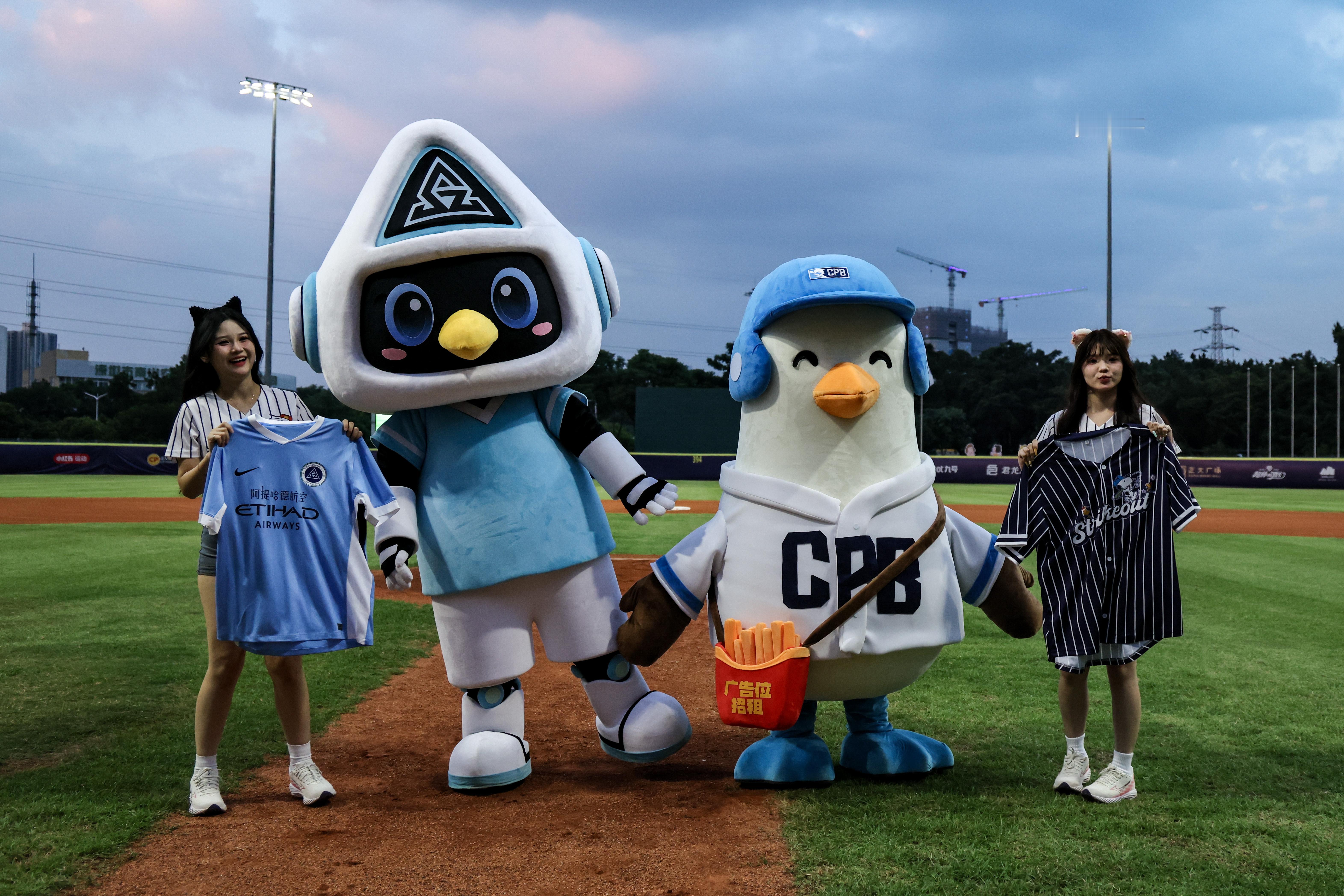第一次见面，先交换一下“身份证”👕⚽️⚾️鹏鹏举起棒呆的球衣，棒呆也拿到了新鹏