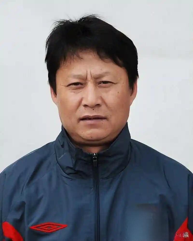 唐尧东也是辽足十连冠时代的功臣之一。他退役后在足球教练领域深耕多年。曾担任过辽宁