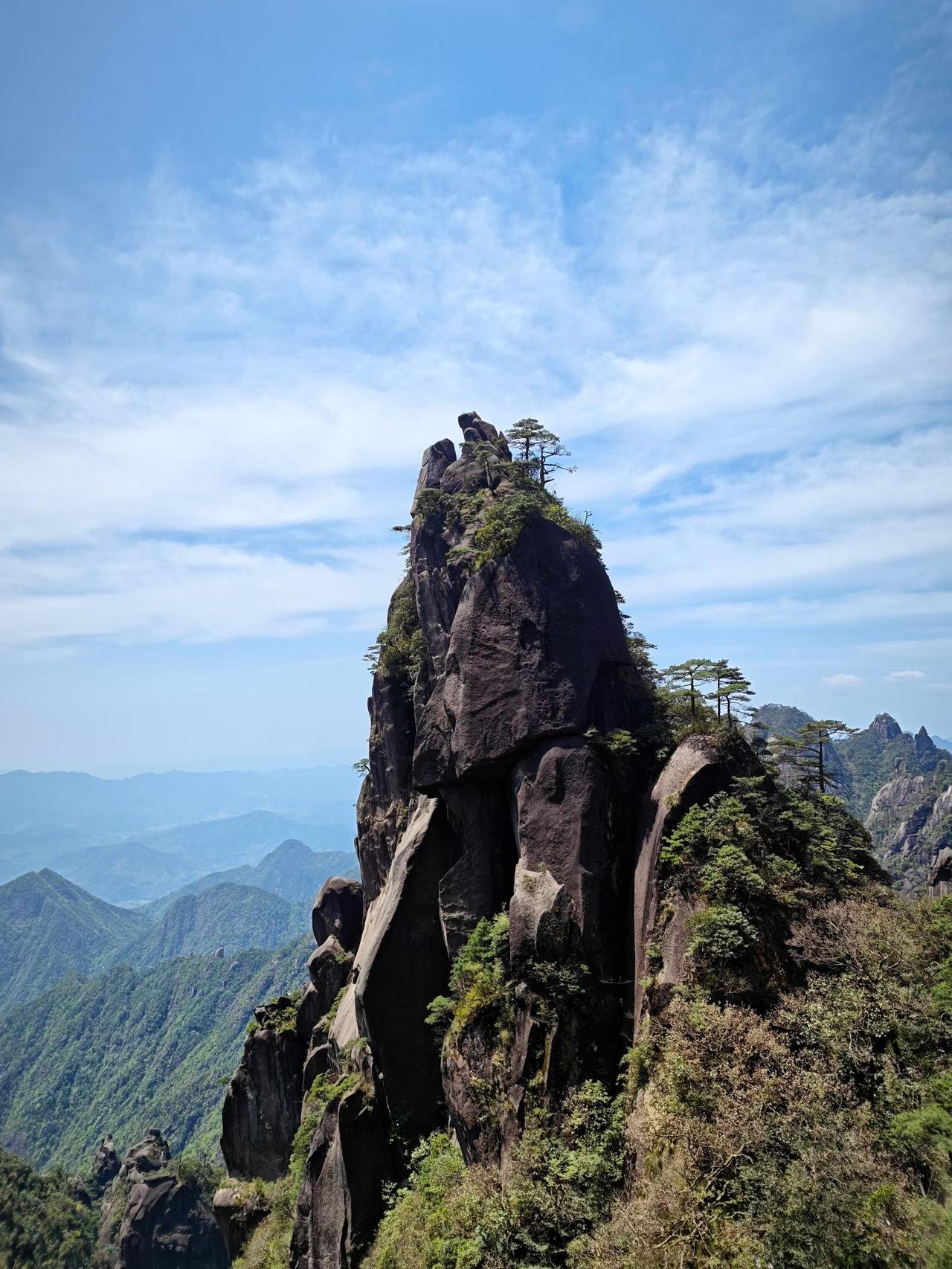云雾缭绕的仙境，悬崖峭壁上的奇石，大自然的鬼斧神工。
上联:高山入云天，
下联: