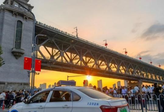 中国发展到了什么程度？说白了，中国现在的发展程度，就是把人类历史上最奢侈的“安稳