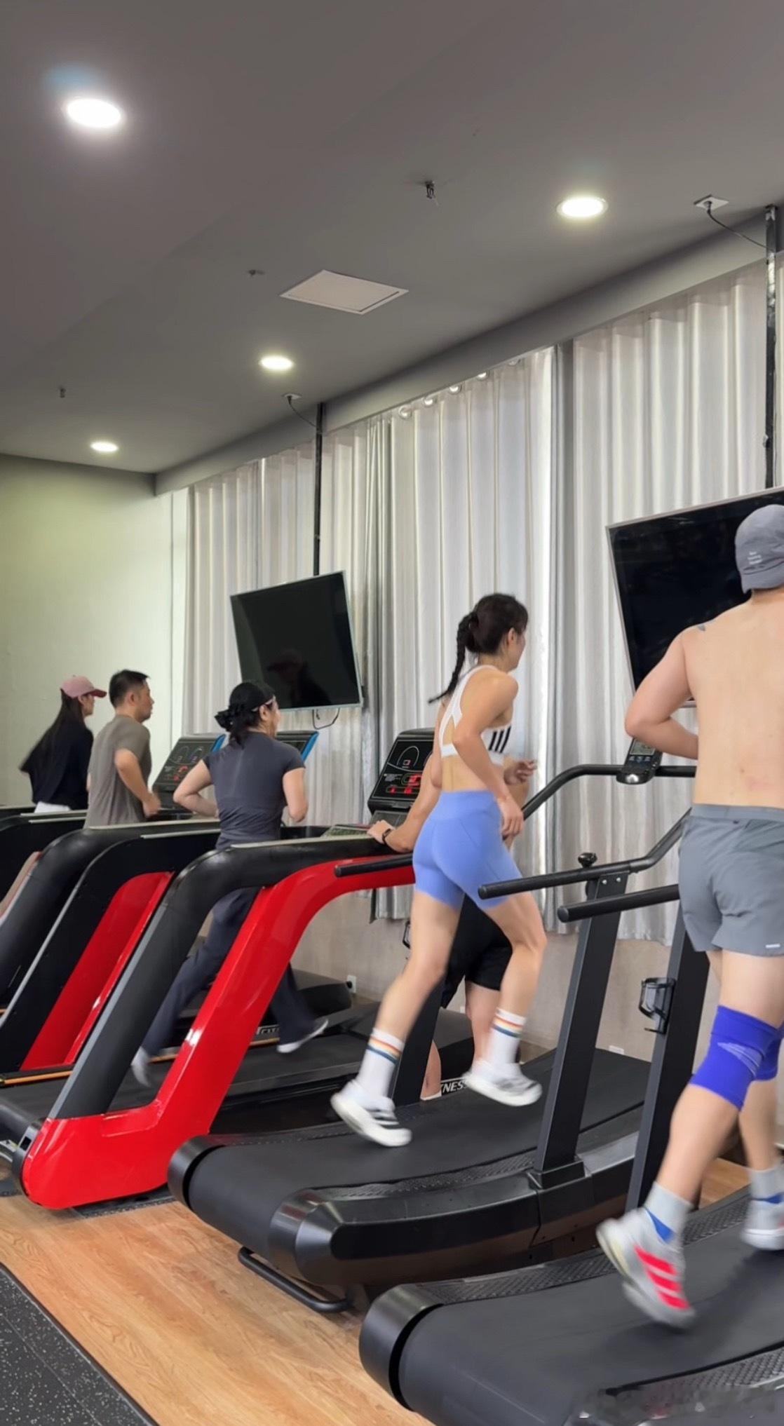 下午爽训一个半小时结束后路边来个热豆腐搭配着粉色的云看晚自习很配哦[开摆]小颜的