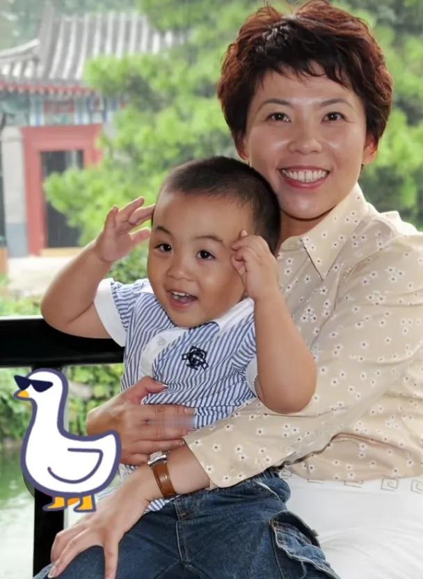 哈哈哈，曾经那个小不点，让妈妈抱不过来了。也就是十几年的光景，幸福妈妈却一点没变