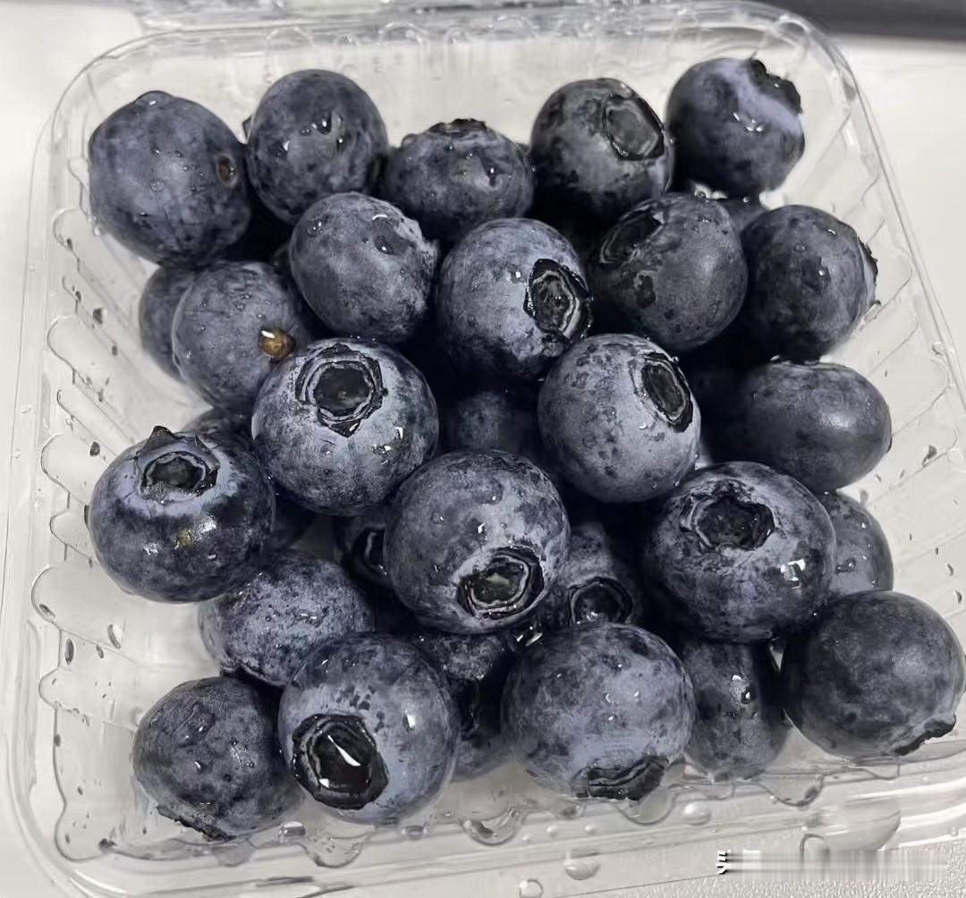 这些日子恋上了吃蓝莓，觉得它是“护眼神器”，既含有花青素，又含有维生素。

可能