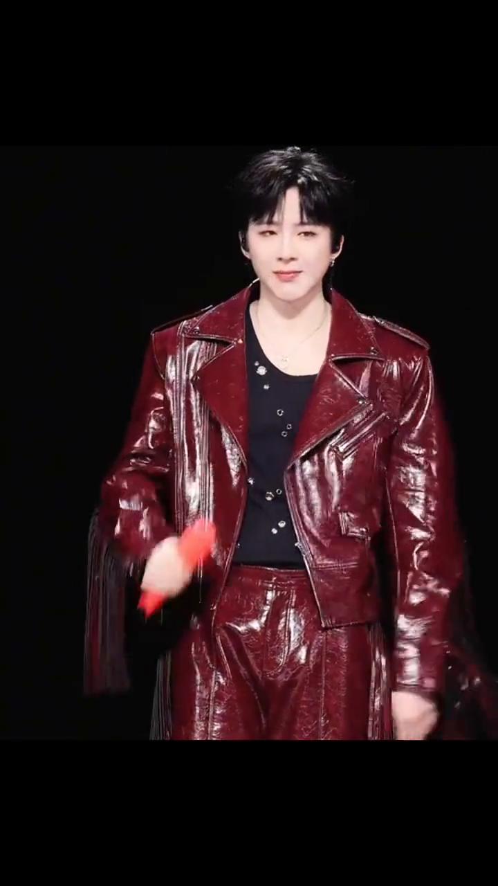 刘宇宁成都演唱会直拍。
他特别像一只鸟，是不是像一只鹰把给鸟了？好像，绝了。你们