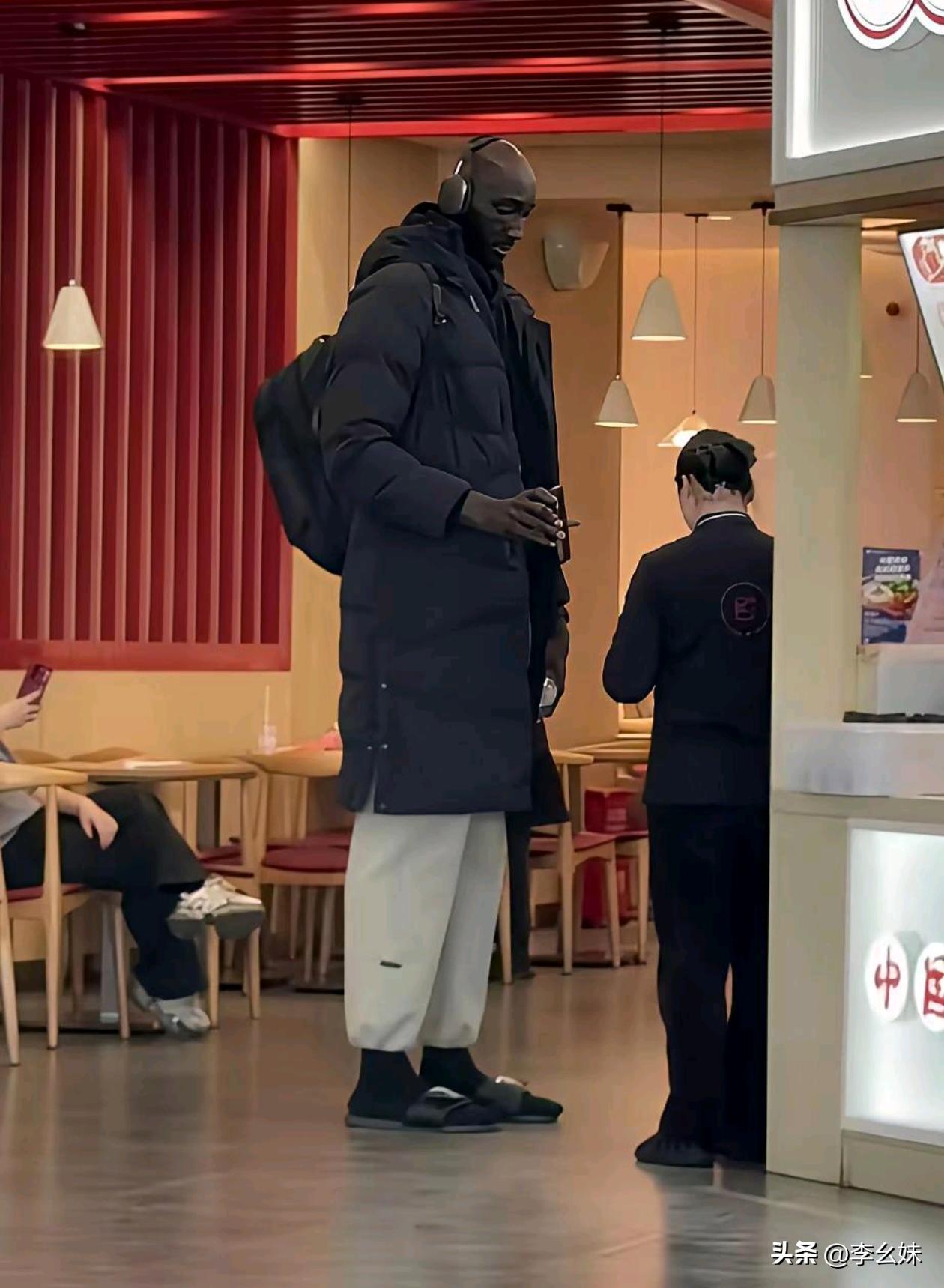 他这衣服得有多长啊？