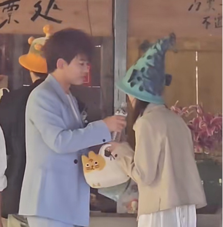 #苏醒喂老婆喝水#要想嗑糖还得是真夫妻的糖甜啊，苏醒喂老婆喝水，先拧开瓶盖，然后