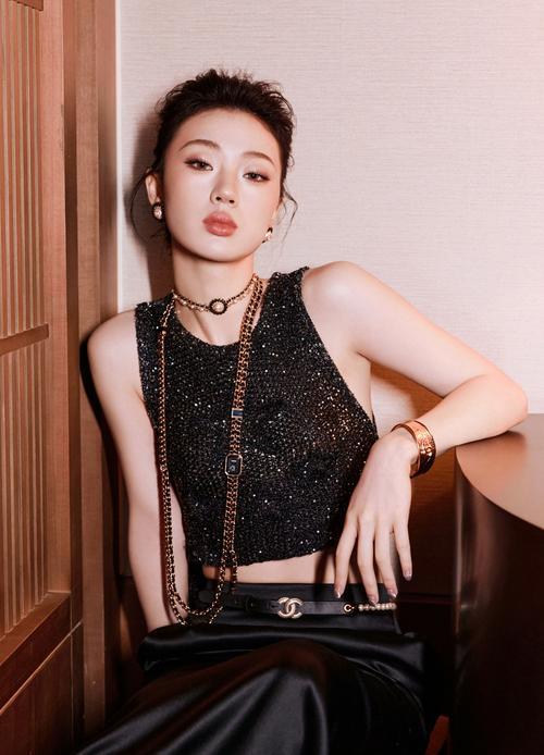 近日，单依纯向李荣浩道歉一事引发了大众关注。在竞争激烈的娱乐圈，这样的举动显得尤