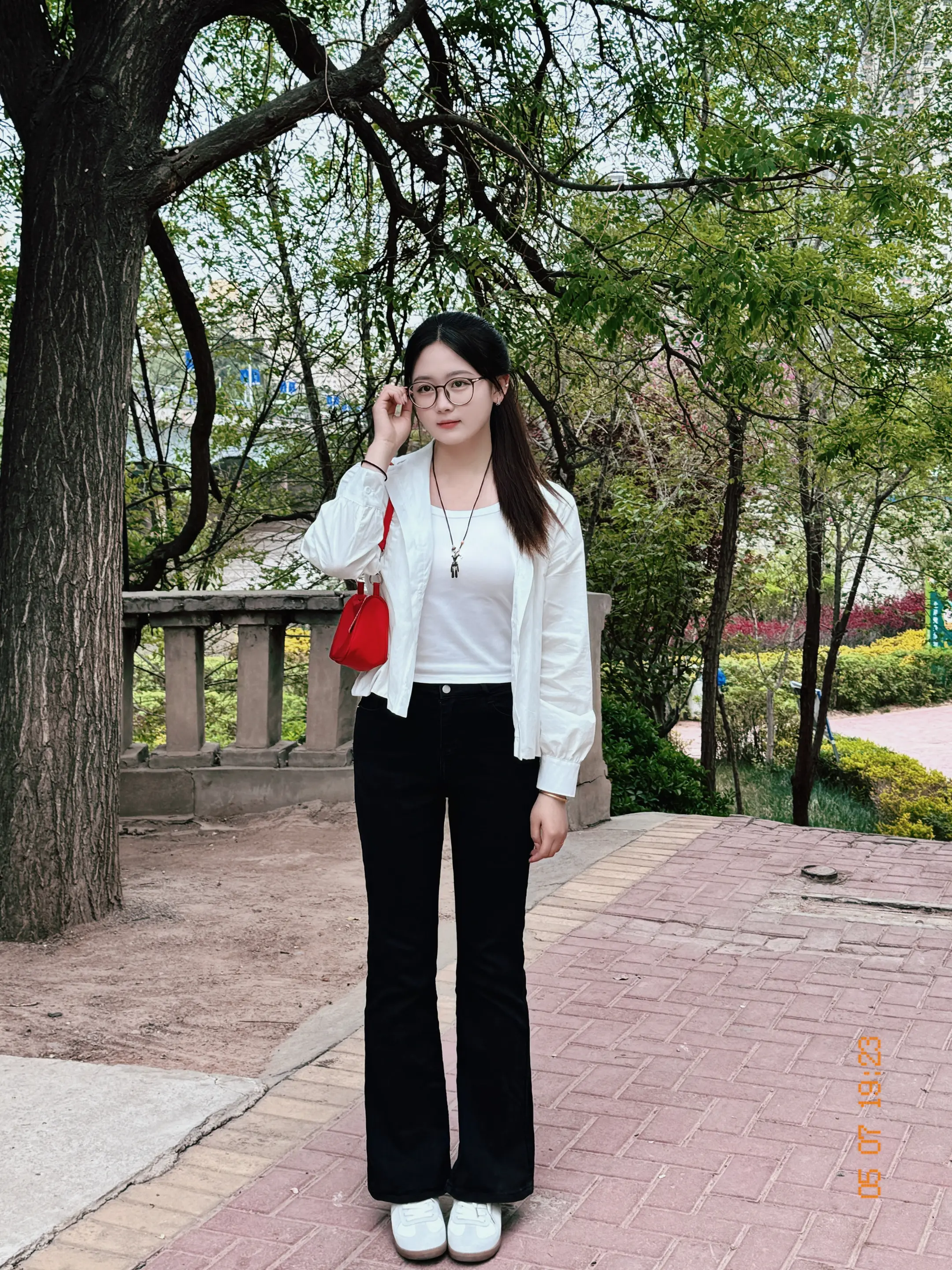 我假装漠视一切 其实我在乎的太多了