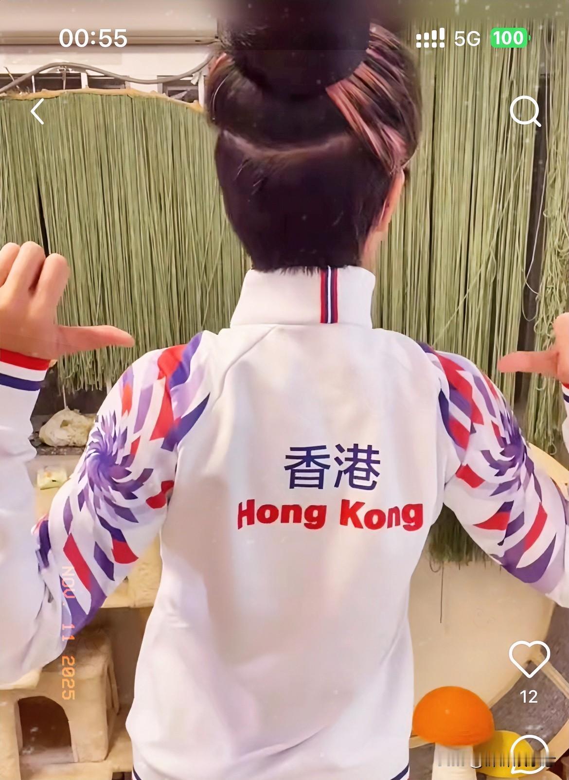 直播镜头前这细节炸锅了！

香港运动员球衣突然变成