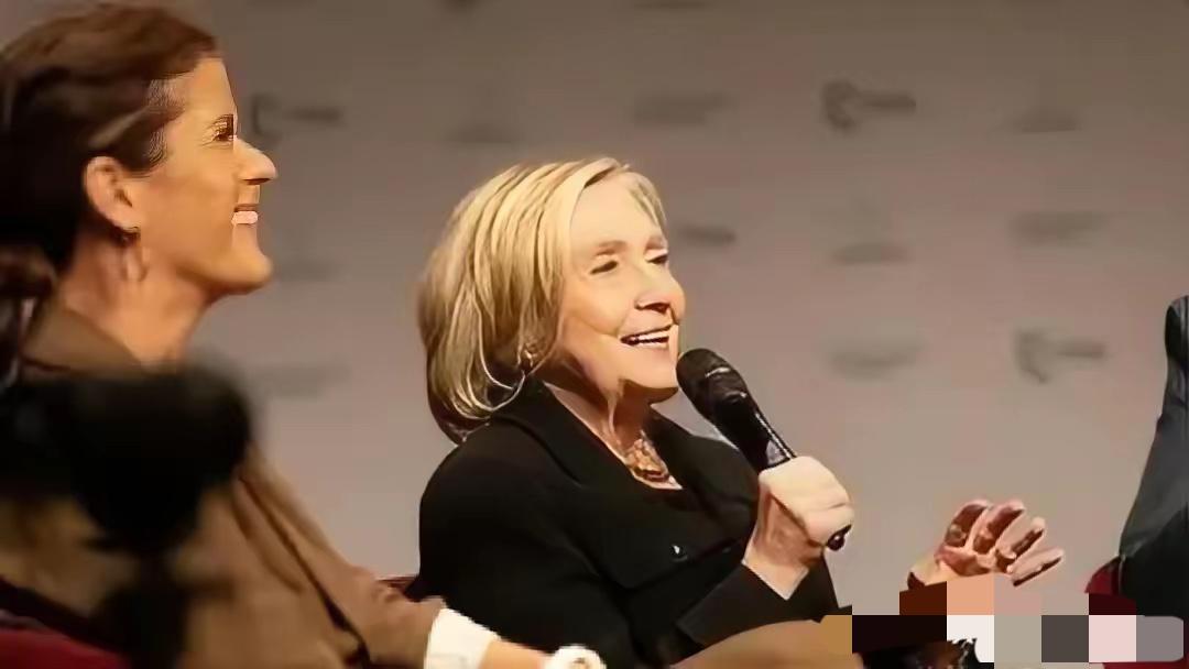 78岁的希拉里往慕尼黑讲台上一坐，全场安静三秒，她没讲外交辞令，第一句就炸了：特