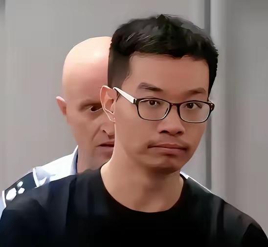休斯顿监狱的灯彻夜不灭，徐泽伟盯着天花板，终于懂了妻子信里那句话：“黄金营救期”