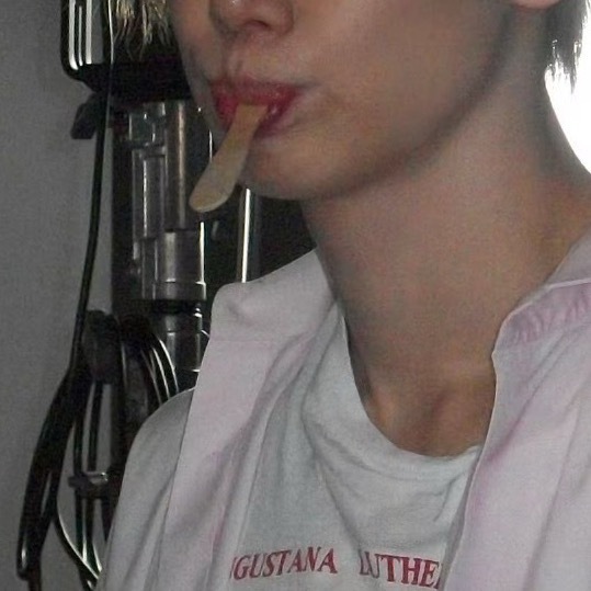 比吃冰激凌更恐怖的是崔然竣吃的是冰棒 各种颜色各种形状的冰棒 