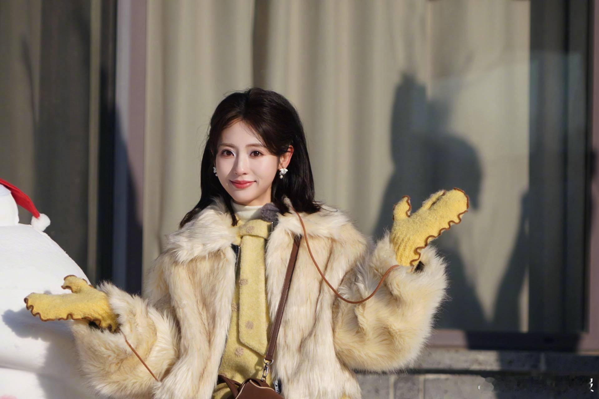 邢菲甜妹脸抽象魂 谁能想到这张甜妹脸会在休息室突然跳起抽象广播操啊！为了不冷场简