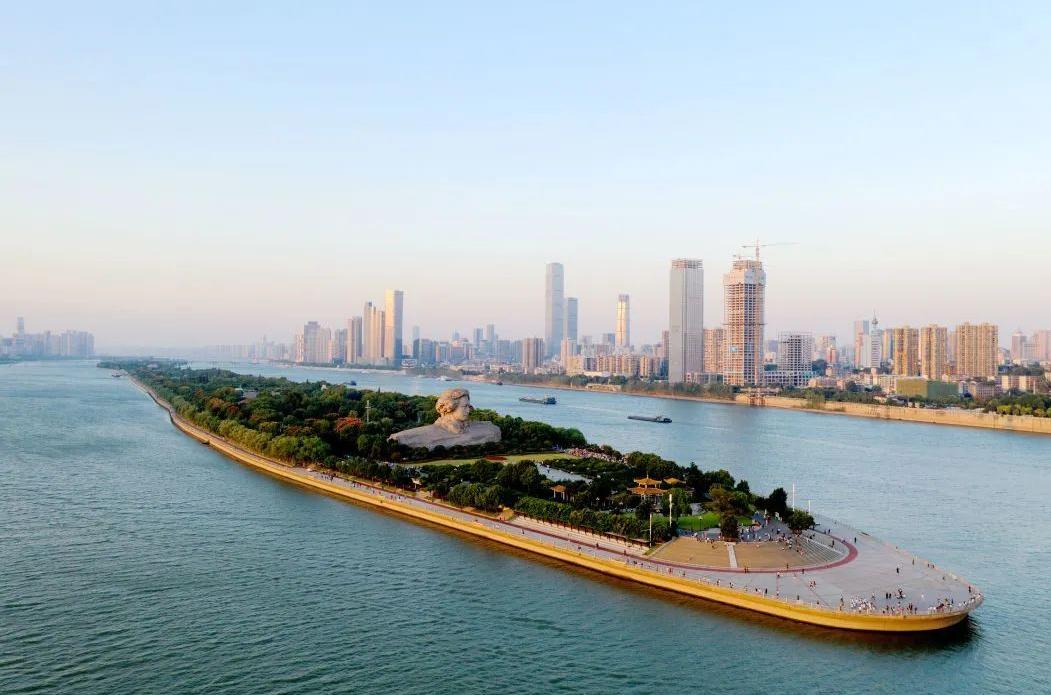 品读《山海经》538——《神州江湖》湘水
原文：
湘水出舜葬东南陬，西环之。入洞