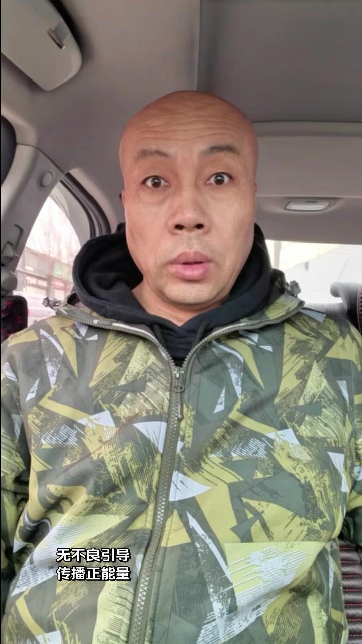 💔湖南大哥一跪，泪目了！湖南大哥从湖南千里奔赴松山，隔着千山万水，只为一拜。这