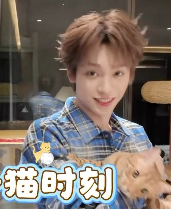 梓渝晒猫新鲜梓渝请查收！321看这边！我们大鱼又长大了哈哈哈哈哈！用钓鱼佬的方式