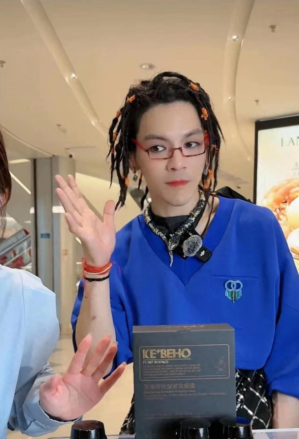向佐三亚被偶遇，新造型辣眼睛！一头小辫配丝袜，姨味又到新高度 