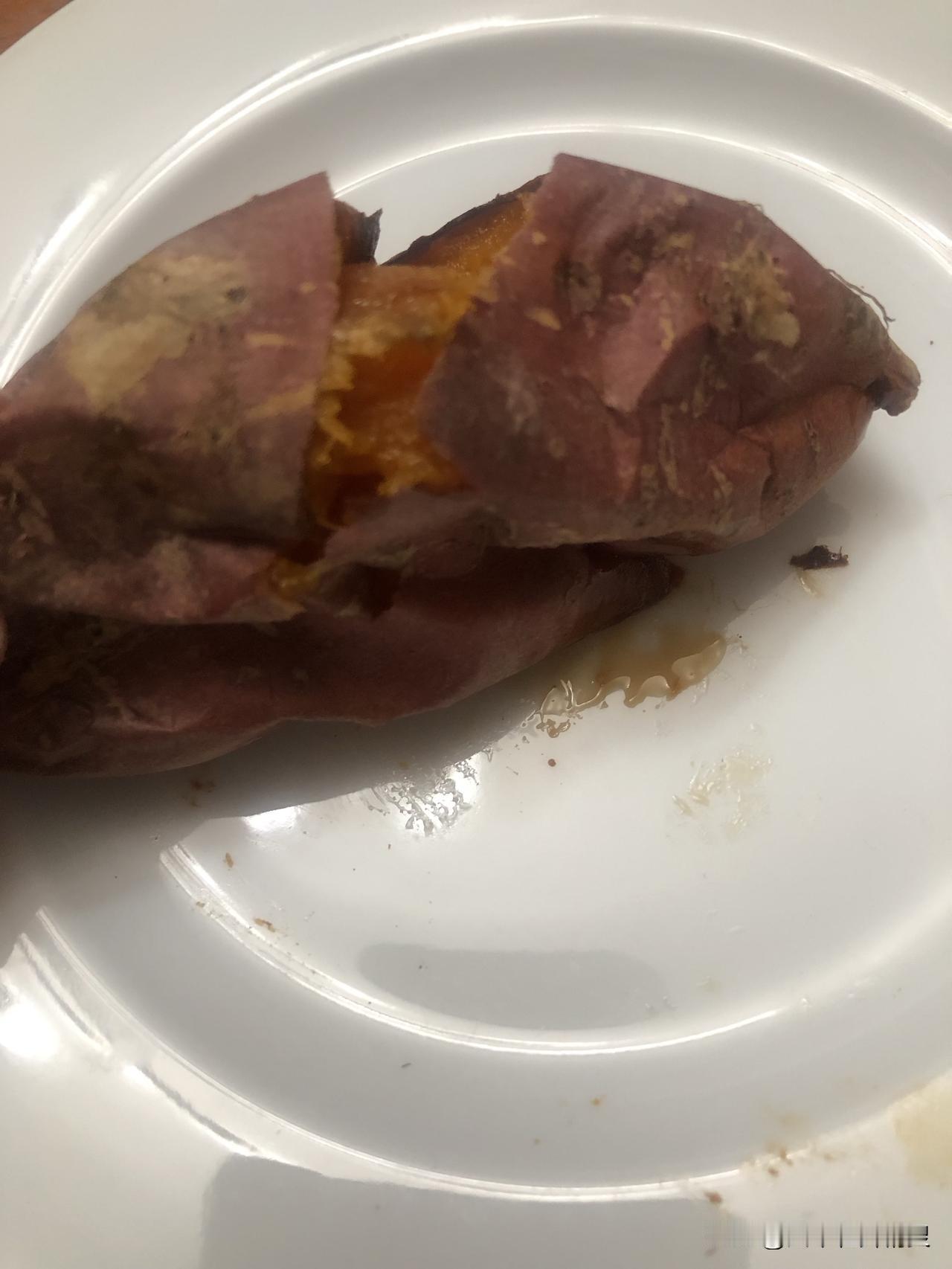 天一冷，下楼遛弯儿总爱绕到小区门口的烤红薯摊儿。大爷的铁皮桶烤炉滋滋冒香，老远就