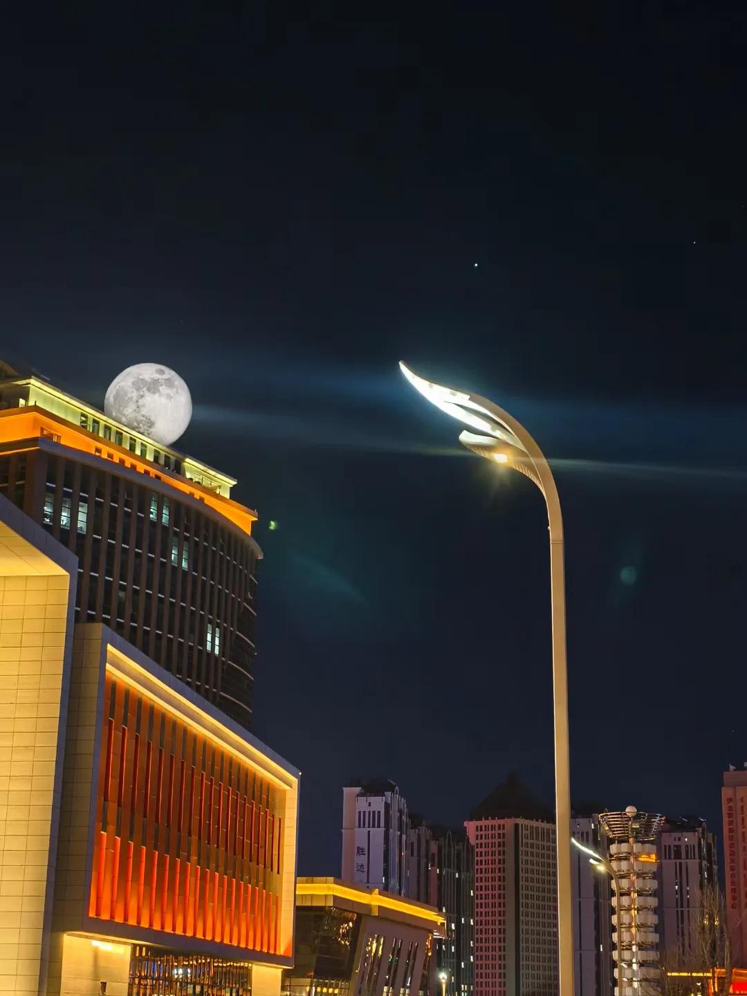 这是2024年最后一轮明月，十五的月亮十六圆，再见到这个月亮已是2025年。月亮