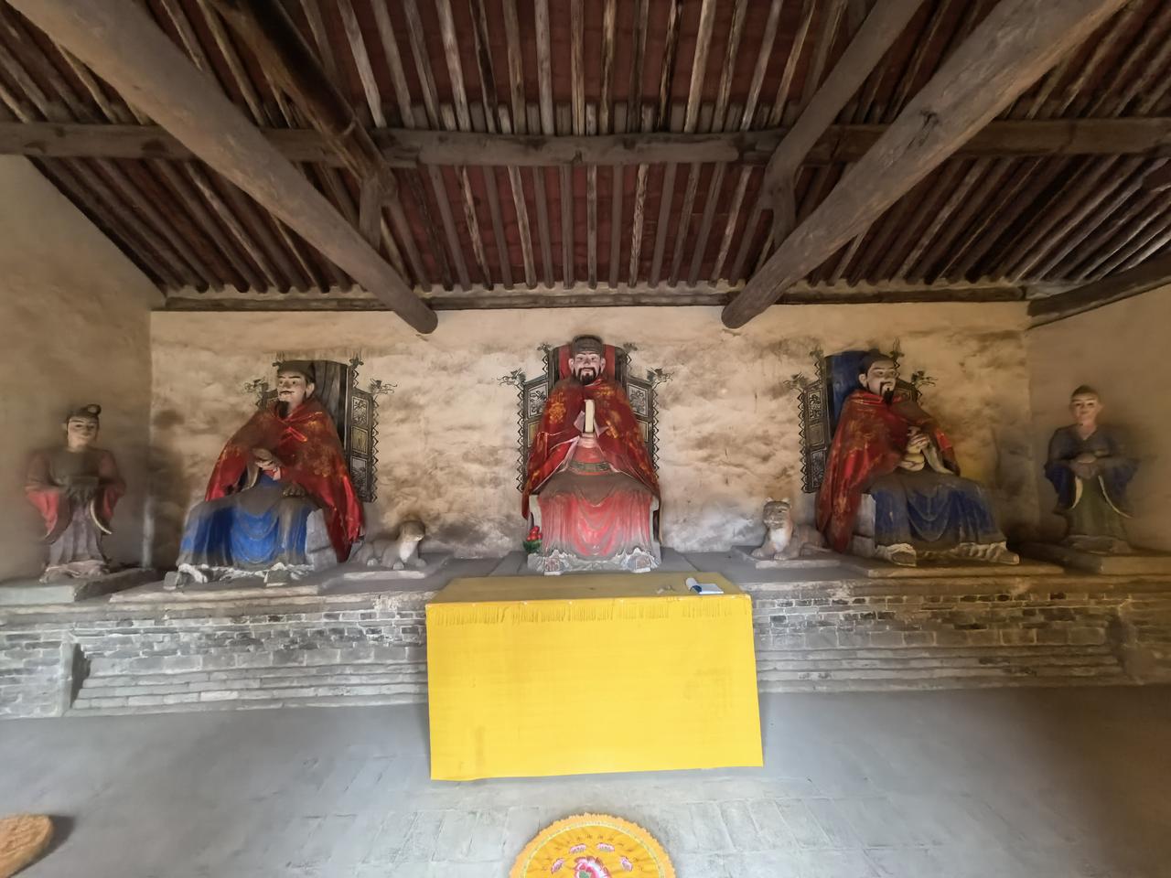 春日生活打卡季都成神了还背着药篓，这才是保护神呀。扁鹊思邈看仲景，但愿灵神乐逍遥