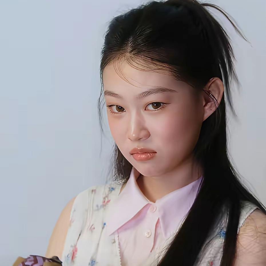 拿沈佳润照片给奶奶瞧，
老人家随口几句点评，
居然精准贴合她本人，瞬间刷新我对老